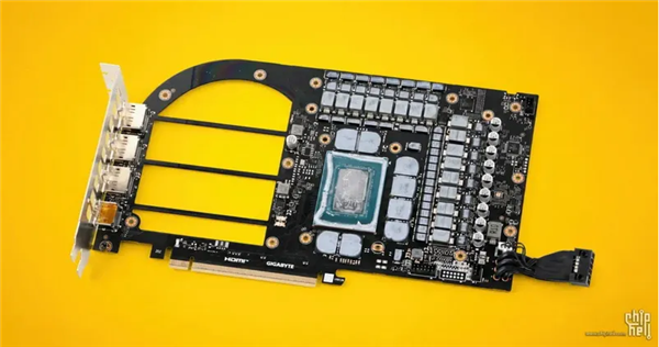 为了散热彻底拼了！技嘉40周年款RTX 5080拆解：PCB上挖四个大洞